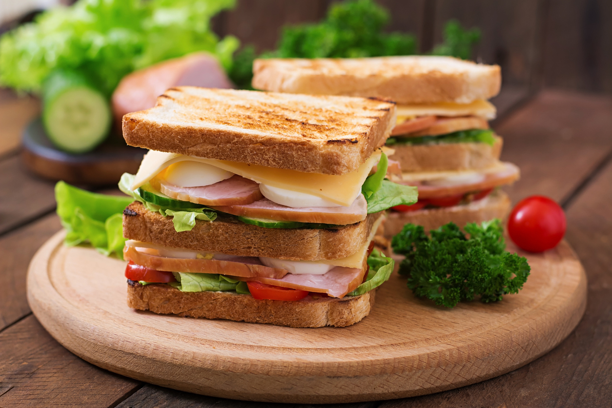 Không nên ăn nhiều bánh mì sandwich vì sẽ nổi mụn, nóng trong người Không nên ăn nhiều bánh mì sandwich vì sẽ nổi mụn, nóng trong người